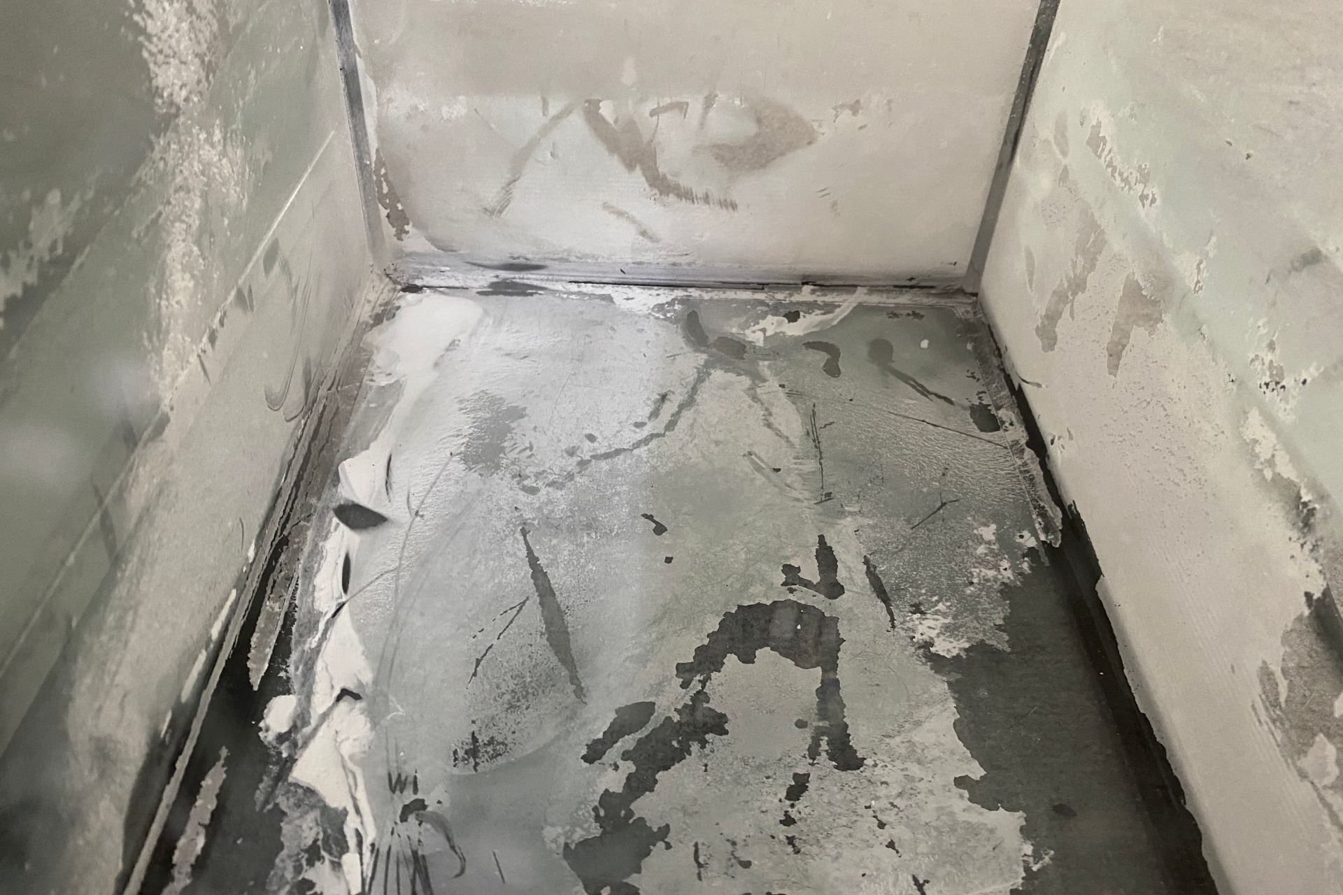 So kann der Kontainer nach der Nutzung aussehen, wenn sich das Produkt nicht im Osmosewasser löst und ausfällt.